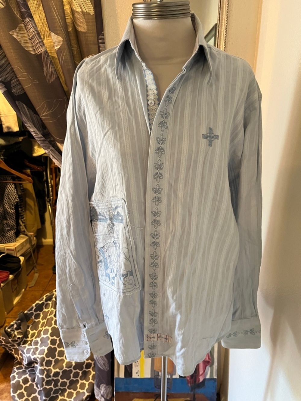 Men’s English Laundry Casual Dress Shirt. Faint blue with Graphics S L